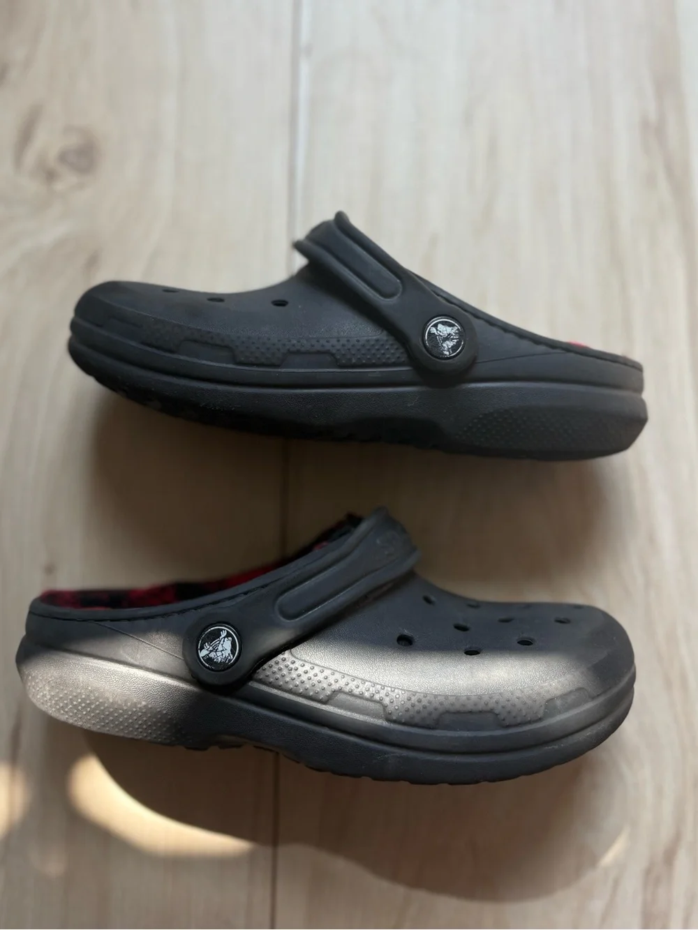 Crocs black Classic Lined Clogs Kids size 2